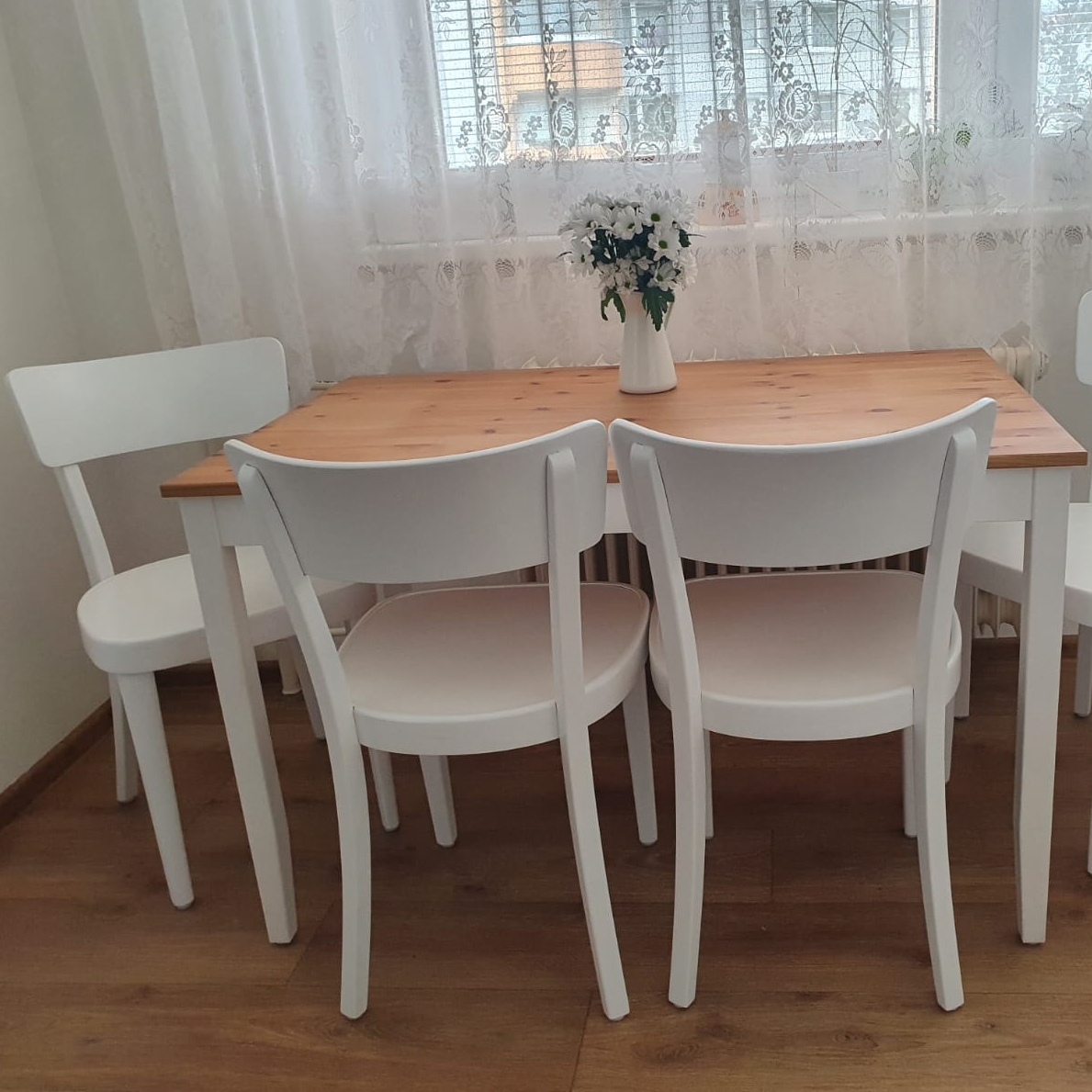 Židle tonet se stolem